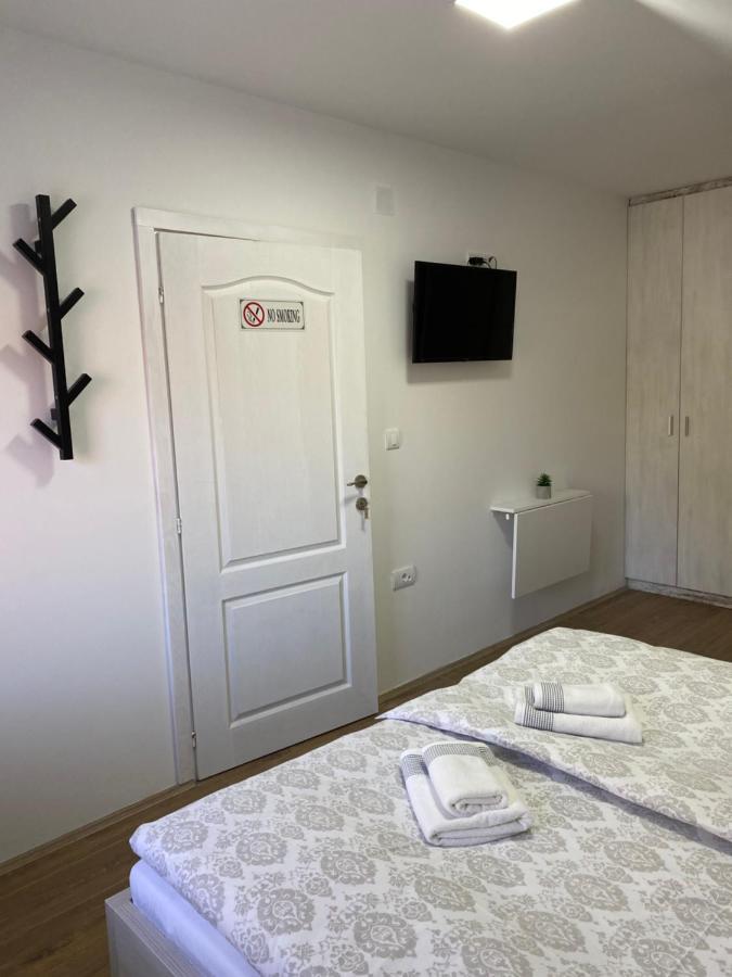 Omis Rooms Панчево Екстер'єр фото