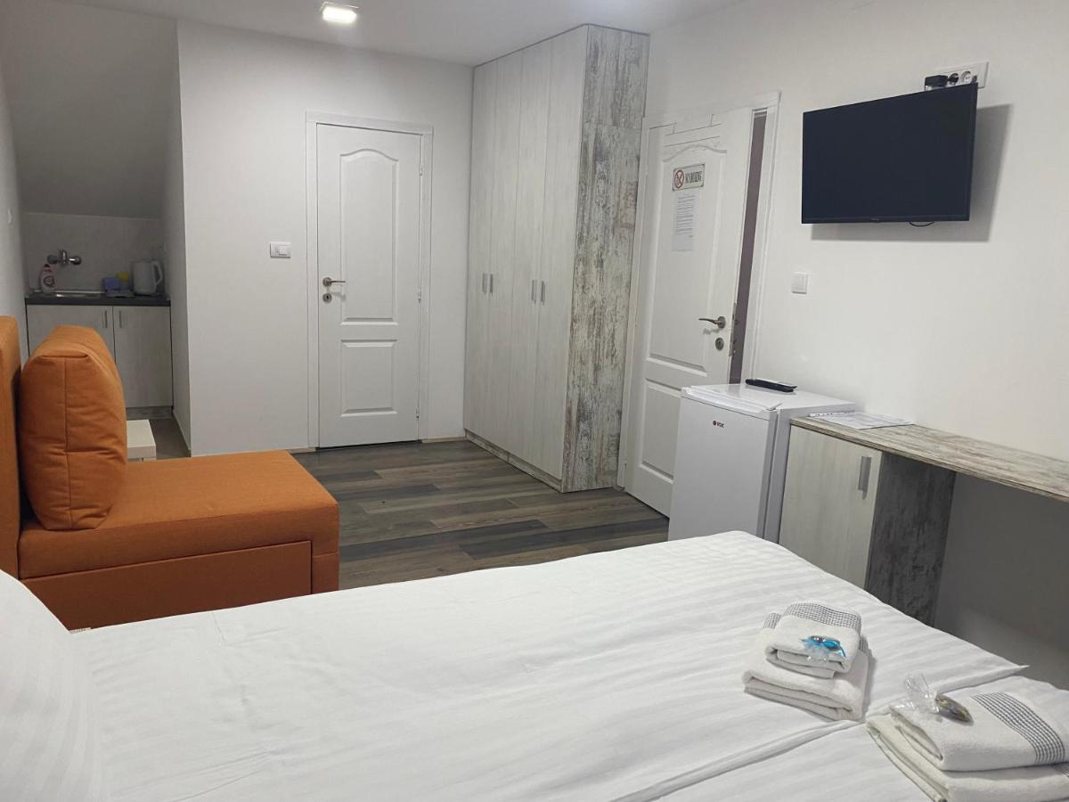 Omis Rooms Панчево Екстер'єр фото